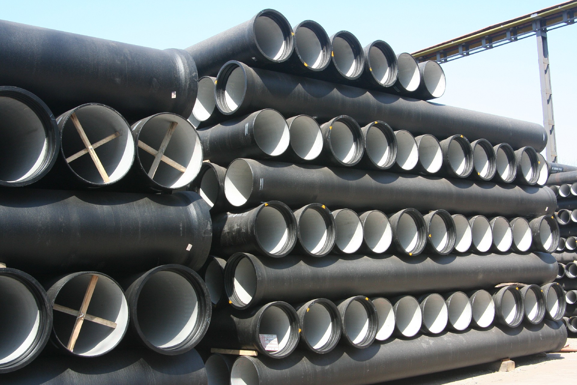 Ductile iron pipes  ( Socket and Spigot Type, Class K9, K8, K12, C40,C30& C25 in 6 Meters or 5.7Meter or 5.5 Meter, Bitumen+ Zinc outside painting and Cement lining inside or FBE inside and outside)